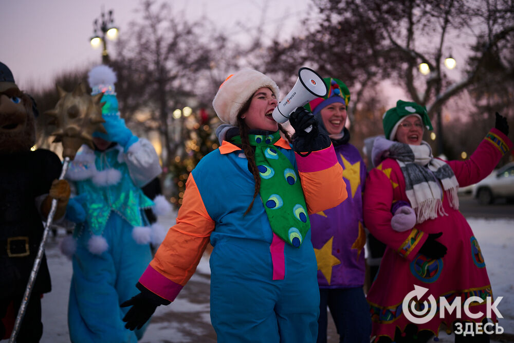Омичи прогулялись по новым локациям "Зимнего Любинского" (0+) и зажгли в танцах с Кощеем Бессмертным. Фото: Илья Петров
