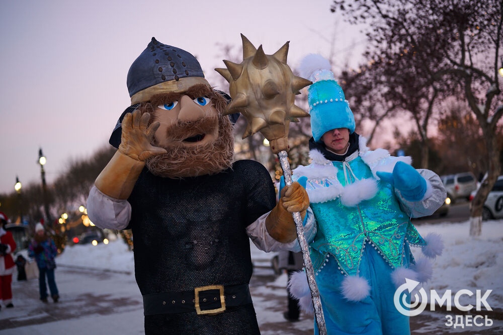 Омичи прогулялись по новым локациям "Зимнего Любинского" (0+) и зажгли в танцах с Кощеем Бессмертным. Фото: Илья Петров