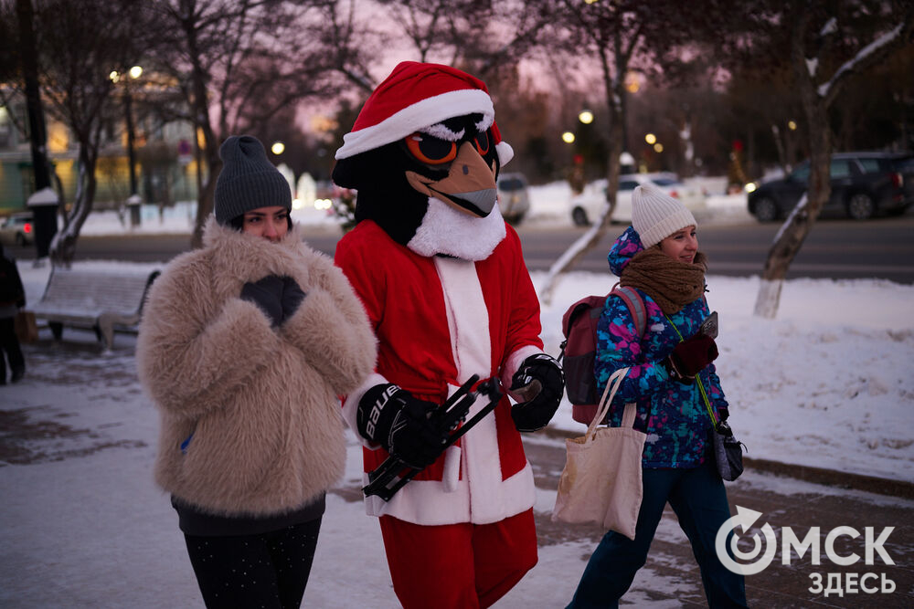 Омичи прогулялись по новым локациям "Зимнего Любинского" (0+) и зажгли в танцах с Кощеем Бессмертным. Фото: Илья Петров