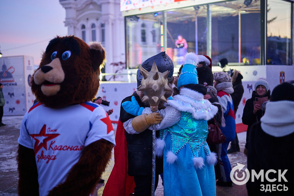Омичи прогулялись по новым локациям "Зимнего Любинского" (0+) и зажгли в танцах с Кощеем Бессмертным. Фото: Илья Петров