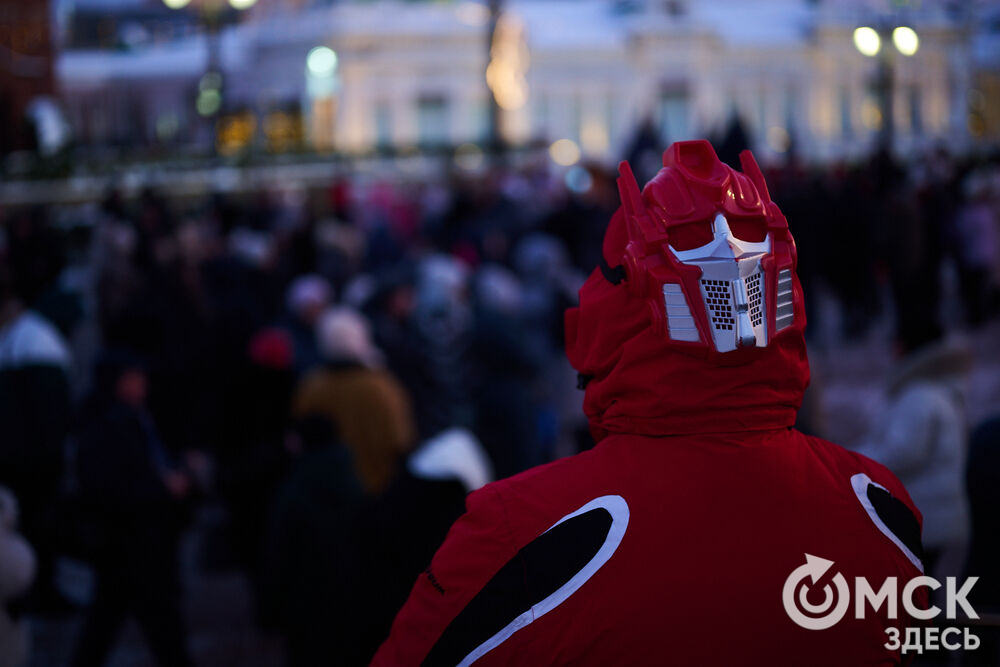 Омичи прогулялись по новым локациям "Зимнего Любинского" (0+) и зажгли в танцах с Кощеем Бессмертным. Фото: Илья Петров