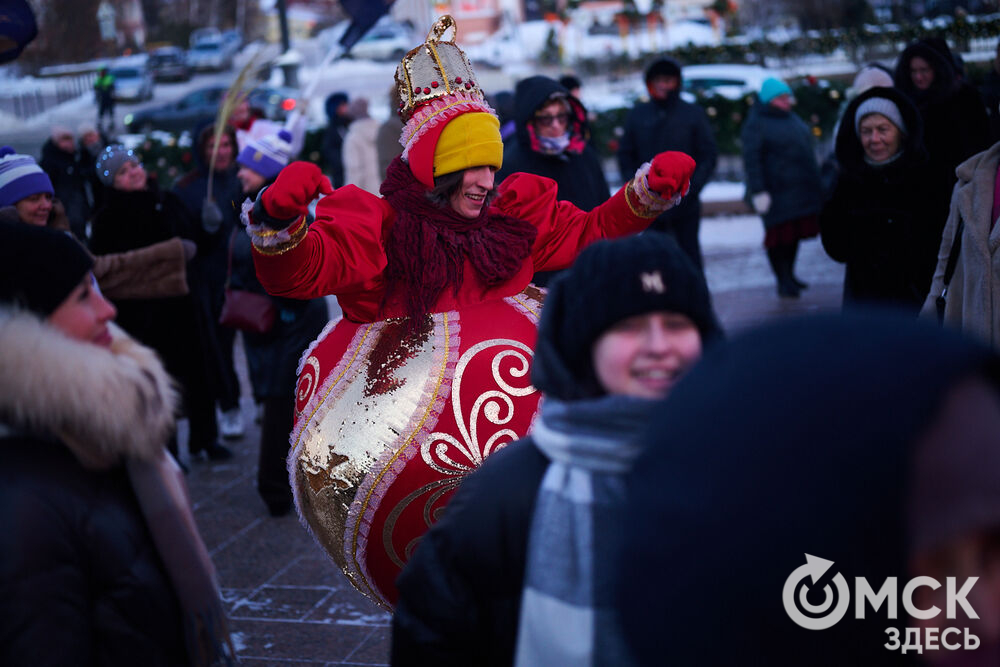 Омичи прогулялись по новым локациям "Зимнего Любинского" (0+) и зажгли в танцах с Кощеем Бессмертным. Фото: Илья Петров