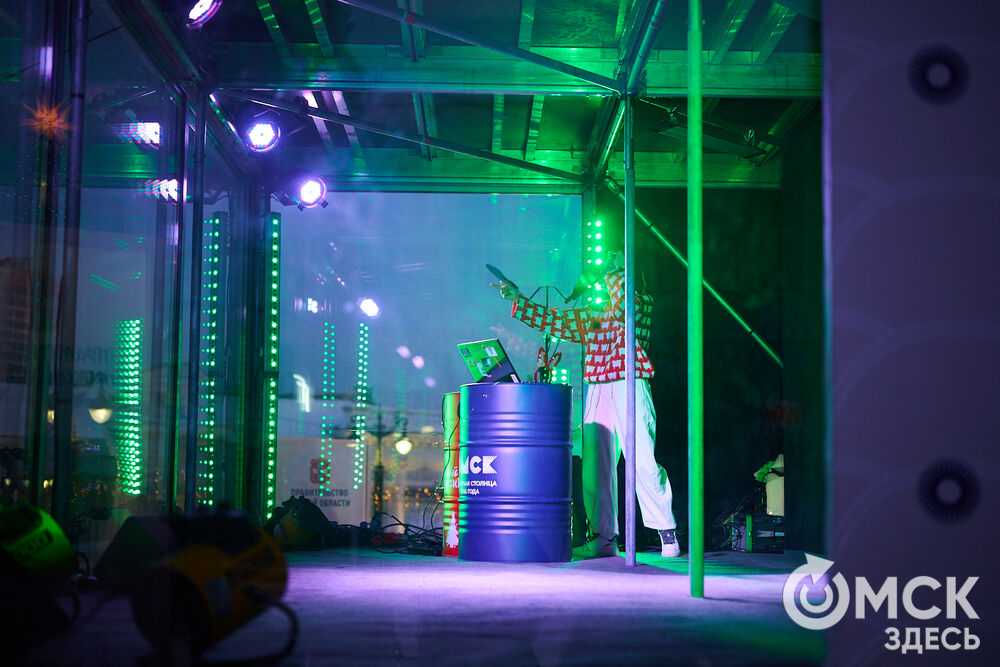 Омичи прогулялись по новым локациям "Зимнего Любинского" (0+) и зажгли в танцах с Кощеем Бессмертным. Фото: Илья Петров