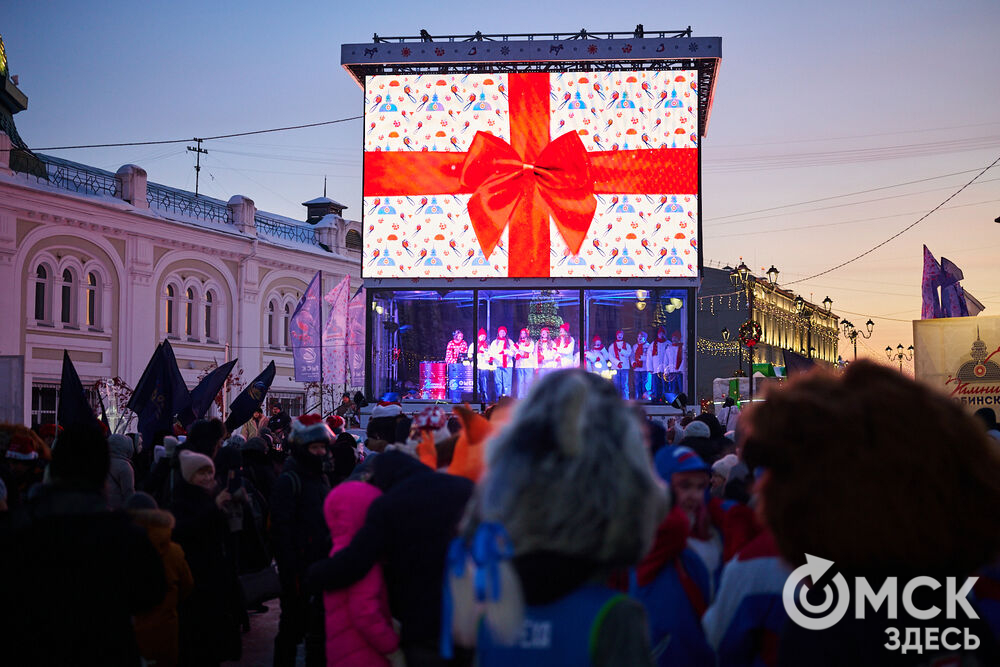 Омичи прогулялись по новым локациям "Зимнего Любинского" (0+) и зажгли в танцах с Кощеем Бессмертным. Фото: Илья Петров