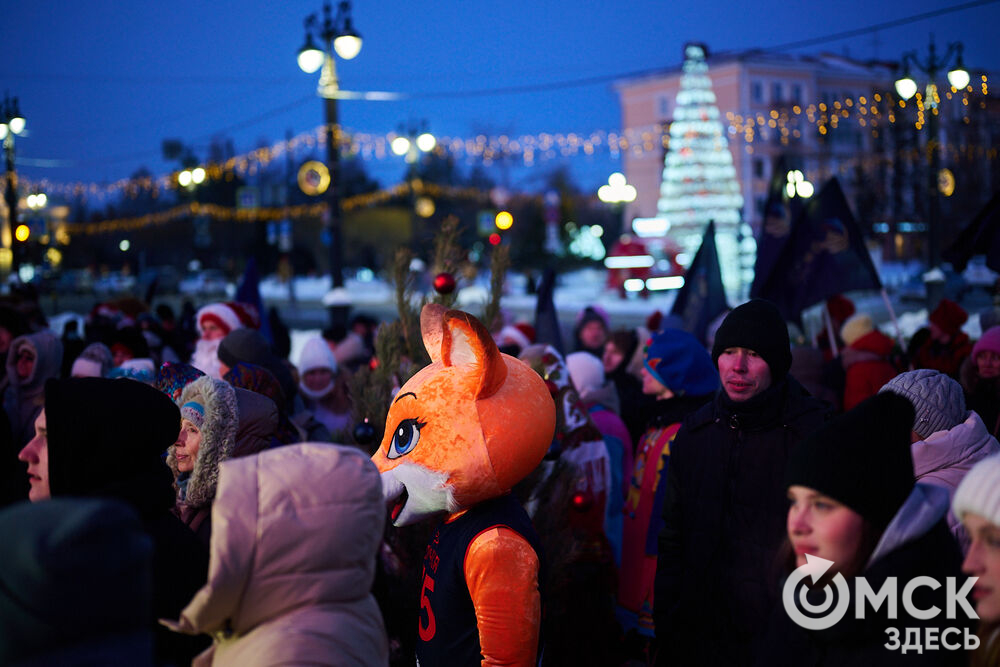 Омичи прогулялись по новым локациям "Зимнего Любинского" (0+) и зажгли в танцах с Кощеем Бессмертным. Фото: Илья Петров