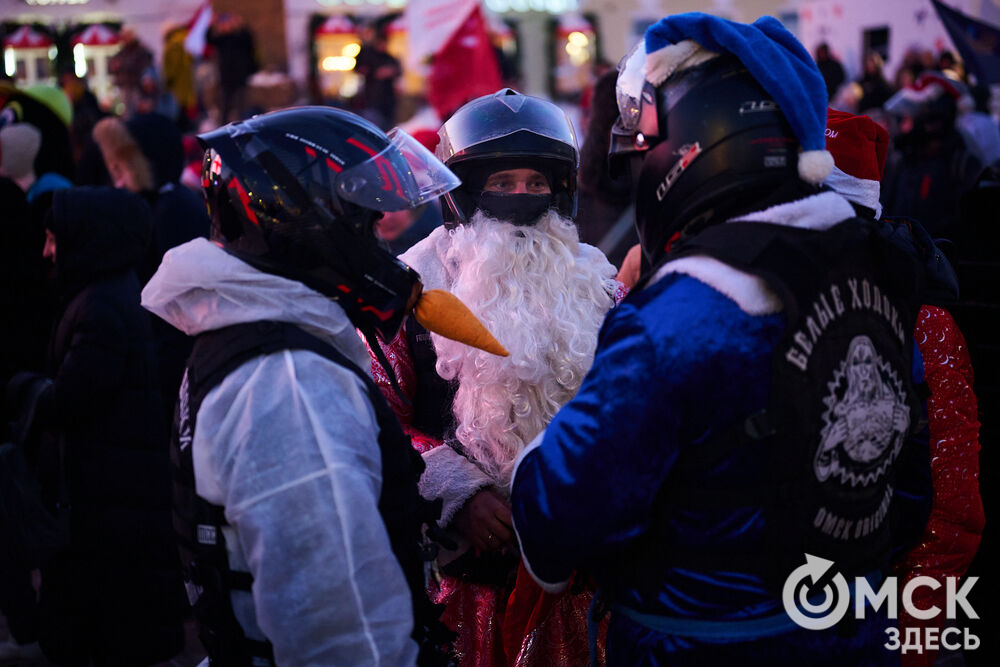 Омичи прогулялись по новым локациям "Зимнего Любинского" (0+) и зажгли в танцах с Кощеем Бессмертным. Фото: Илья Петров