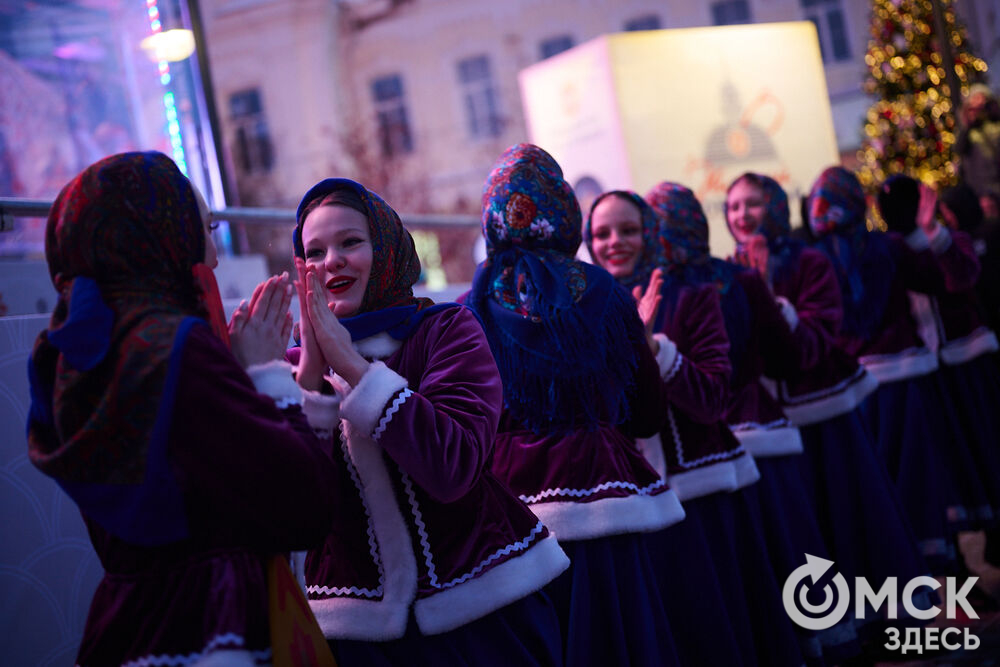 Омичи прогулялись по новым локациям "Зимнего Любинского" (0+) и зажгли в танцах с Кощеем Бессмертным. Фото: Илья Петров