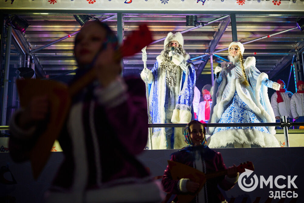 Омичи прогулялись по новым локациям "Зимнего Любинского" (0+) и зажгли в танцах с Кощеем Бессмертным. Фото: Илья Петров