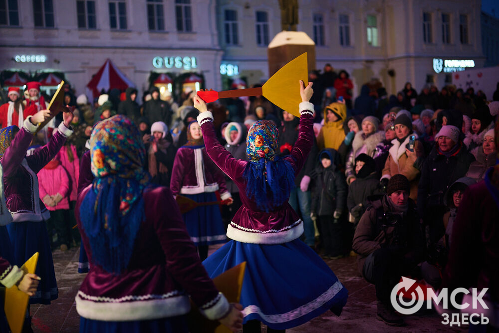 Омичи прогулялись по новым локациям "Зимнего Любинского" (0+) и зажгли в танцах с Кощеем Бессмертным. Фото: Илья Петров