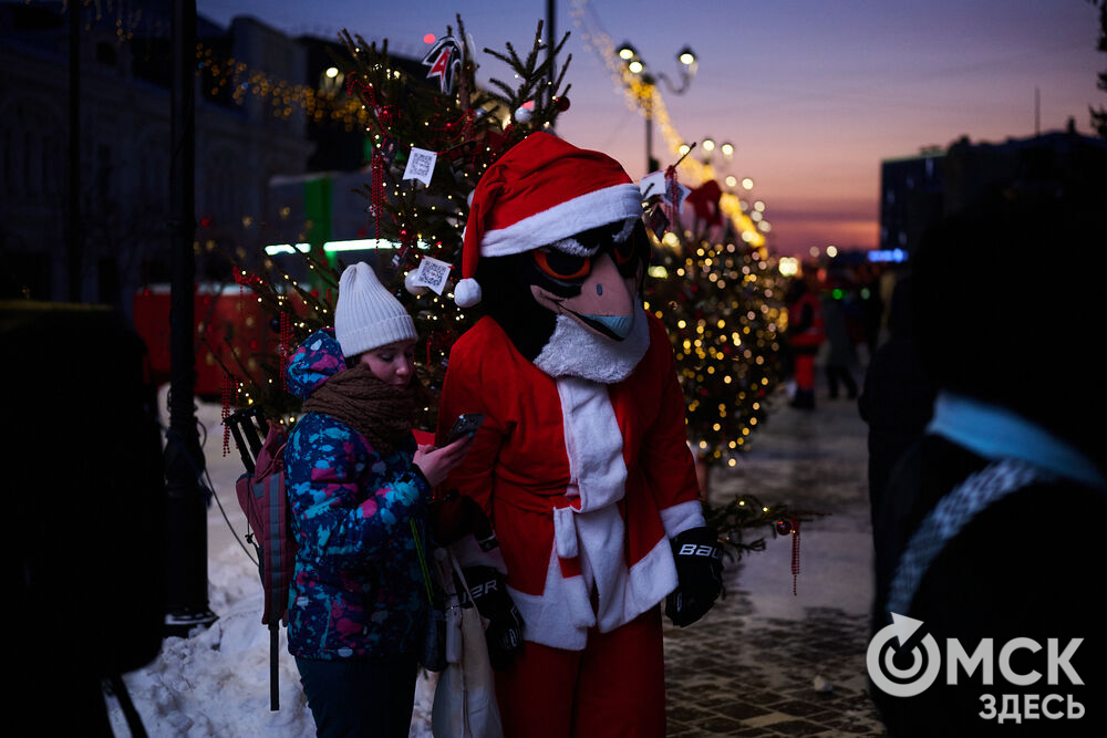 Омичи прогулялись по новым локациям "Зимнего Любинского" (0+) и зажгли в танцах с Кощеем Бессмертным. Фото: Илья Петров