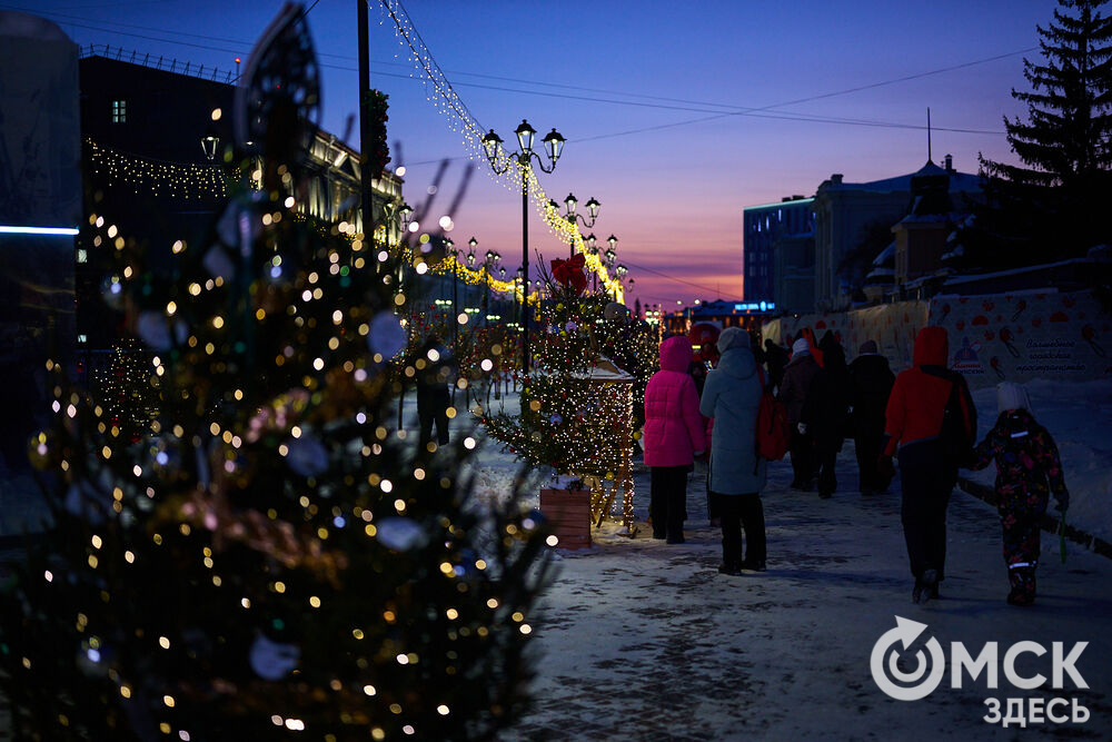 Омичи прогулялись по новым локациям "Зимнего Любинского" (0+) и зажгли в танцах с Кощеем Бессмертным. Фото: Илья Петров