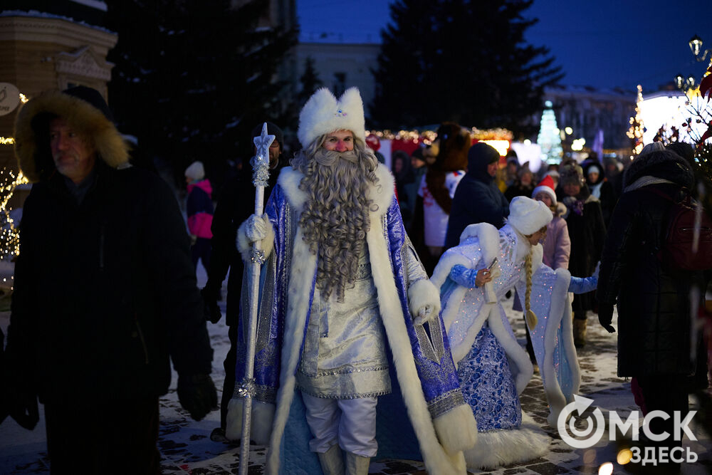 Омичи прогулялись по новым локациям "Зимнего Любинского" (0+) и зажгли в танцах с Кощеем Бессмертным. Фото: Илья Петров