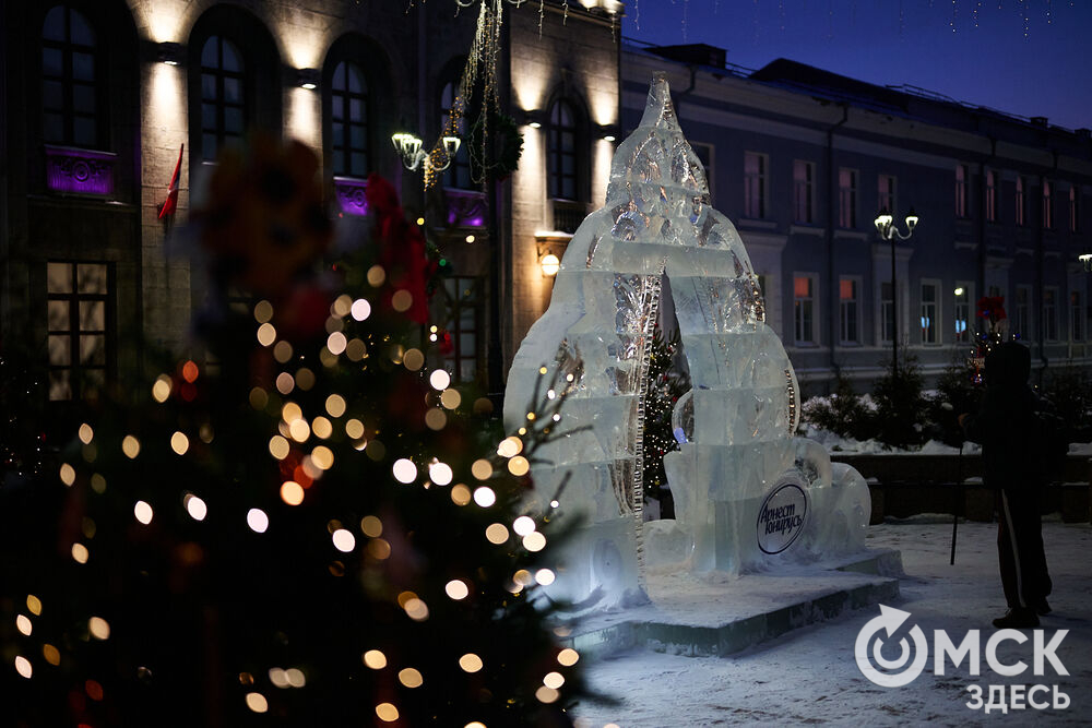 Омичи прогулялись по новым локациям "Зимнего Любинского" (0+) и зажгли в танцах с Кощеем Бессмертным. Фото: Илья Петров