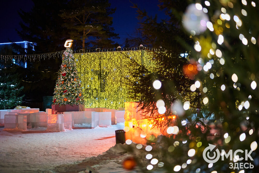 Омичи прогулялись по новым локациям "Зимнего Любинского" (0+) и зажгли в танцах с Кощеем Бессмертным. Фото: Илья Петров