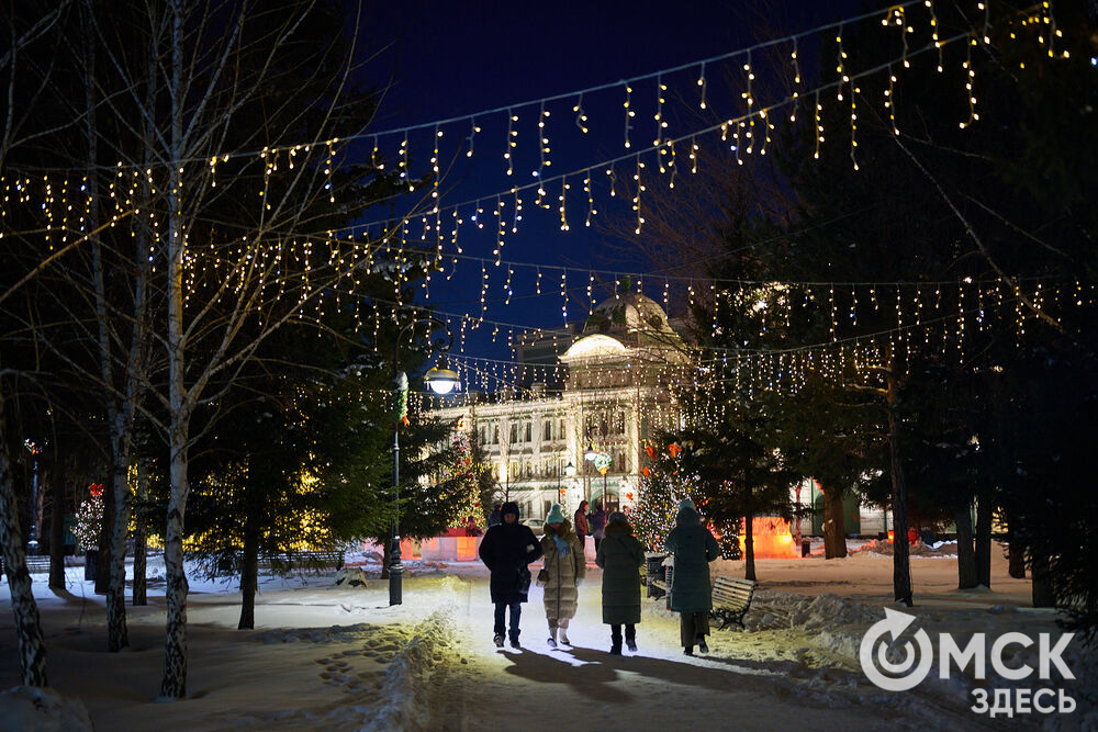 Омичи прогулялись по новым локациям "Зимнего Любинского" (0+) и зажгли в танцах с Кощеем Бессмертным. Фото: Илья Петров