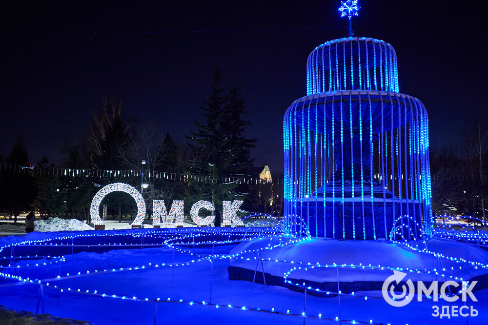 Омичи прогулялись по новым локациям "Зимнего Любинского" (0+) и зажгли в танцах с Кощеем Бессмертным. Фото: Илья Петров
