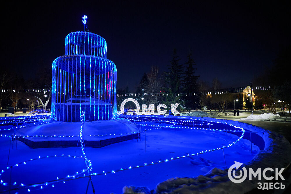 Омичи прогулялись по новым локациям "Зимнего Любинского" (0+) и зажгли в танцах с Кощеем Бессмертным. Фото: Илья Петров