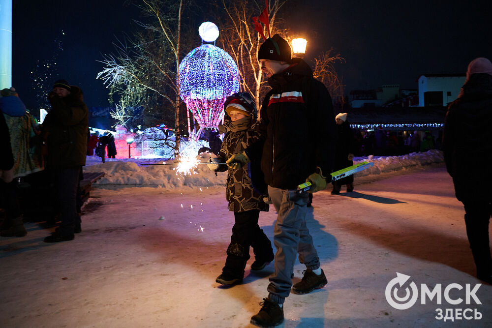 В новогоднюю ночь праздник развернулся сразу на двух городских локациях. Фото: Илья Петров