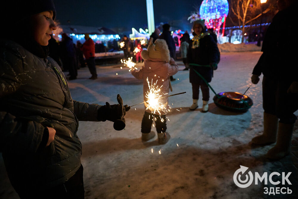 В новогоднюю ночь праздник развернулся сразу на двух городских локациях. Фото: Илья Петров