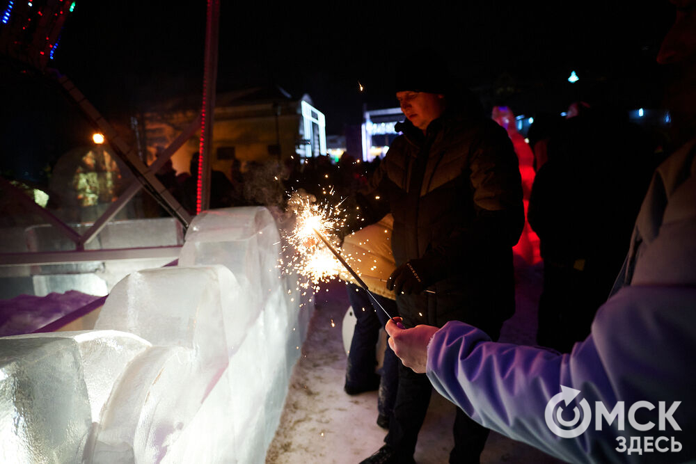 В новогоднюю ночь праздник развернулся сразу на двух городских локациях. Фото: Илья Петров