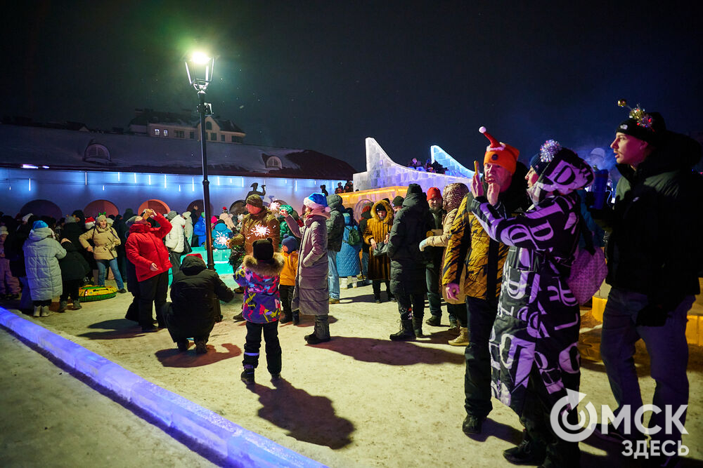В новогоднюю ночь праздник развернулся сразу на двух городских локациях. Фото: Илья Петров