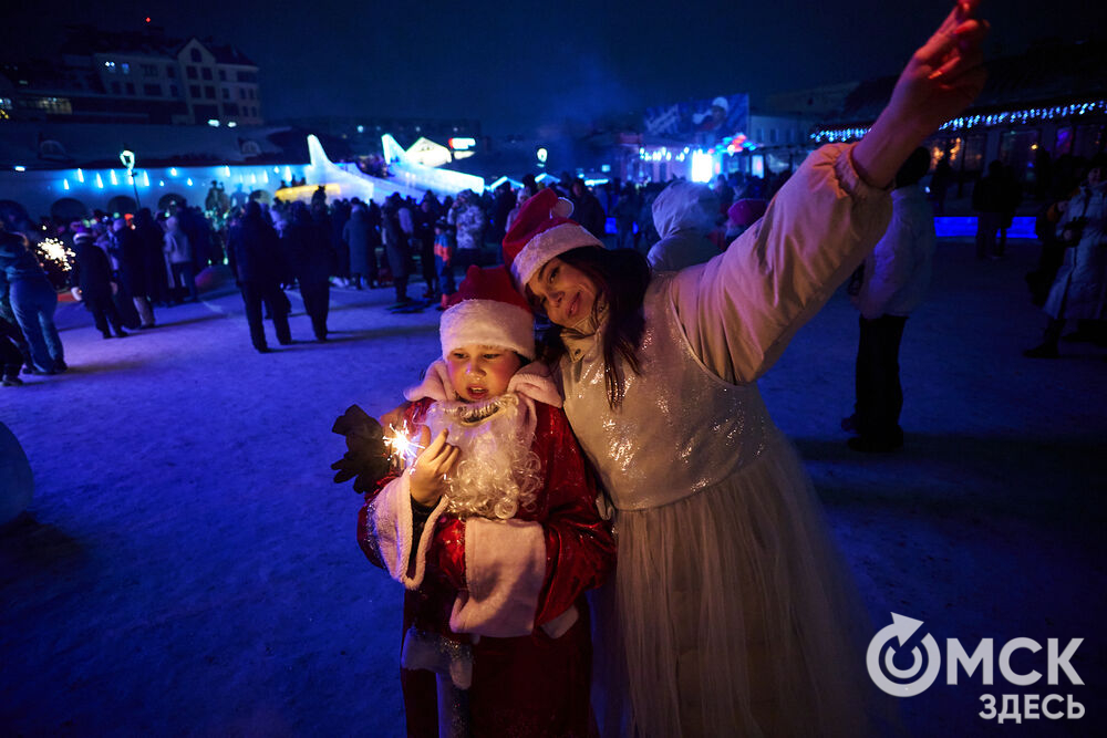 В новогоднюю ночь праздник развернулся сразу на двух городских локациях. Фото: Илья Петров