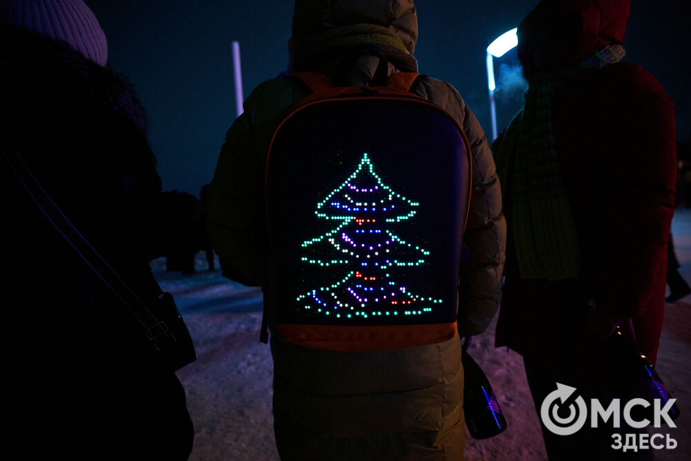 В новогоднюю ночь праздник развернулся сразу на двух городских локациях. Фото: Илья Петров