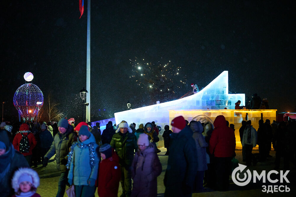 В новогоднюю ночь праздник развернулся сразу на двух городских локациях. Фото: Илья Петров