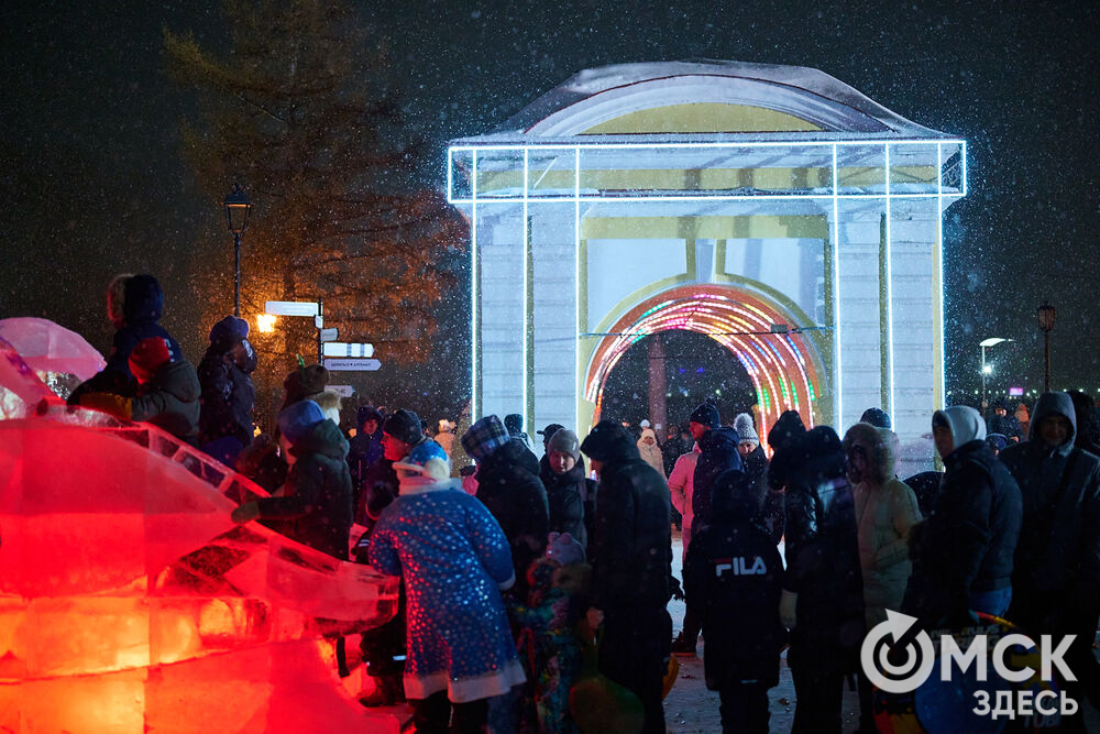 В новогоднюю ночь праздник развернулся сразу на двух городских локациях. Фото: Илья Петров
