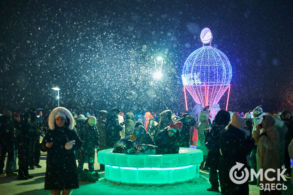 В новогоднюю ночь праздник развернулся сразу на двух городских локациях. Фото: Илья Петров