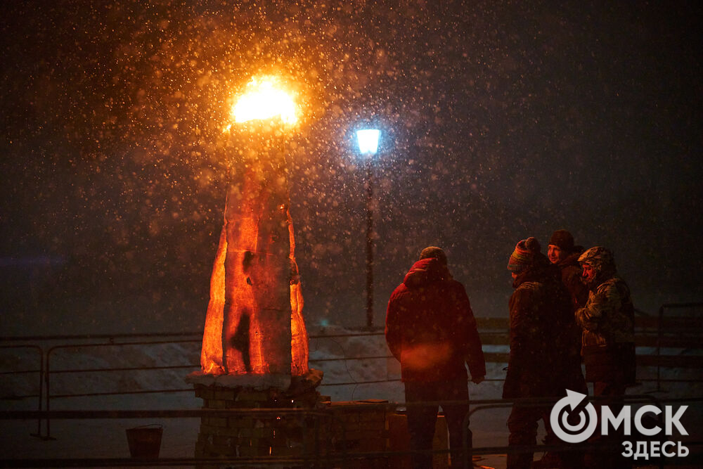 В новогоднюю ночь праздник развернулся сразу на двух городских локациях. Фото: Илья Петров