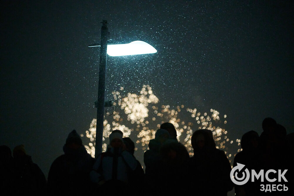 В новогоднюю ночь праздник развернулся сразу на двух городских локациях. Фото: Илья Петров