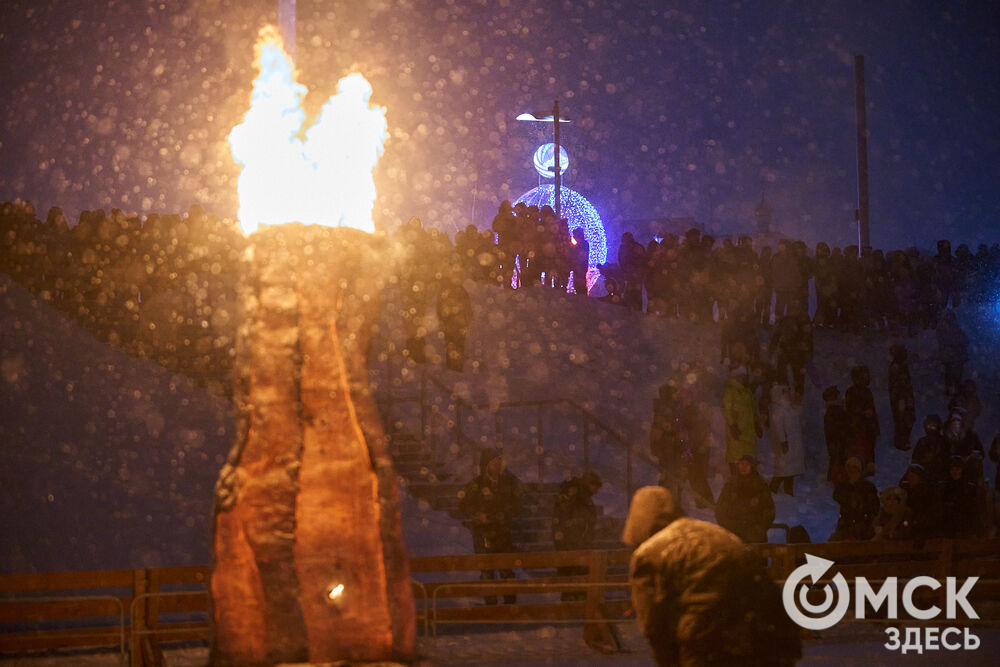 В новогоднюю ночь праздник развернулся сразу на двух городских локациях. Фото: Илья Петров
