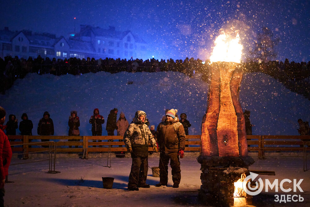В новогоднюю ночь праздник развернулся сразу на двух городских локациях. Фото: Илья Петров