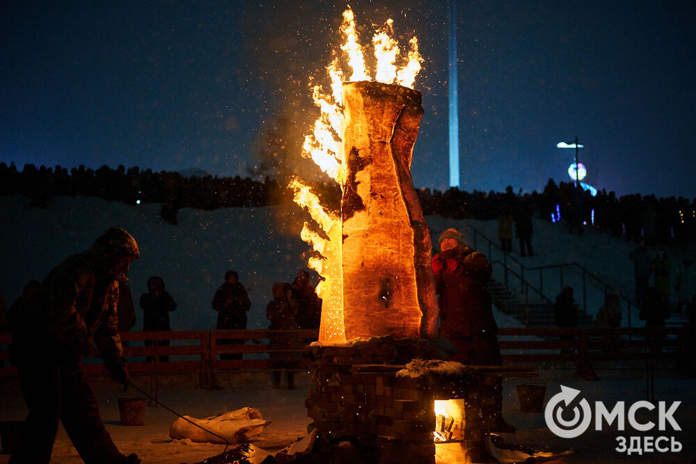 В новогоднюю ночь праздник развернулся сразу на двух городских локациях. Фото: Илья Петров