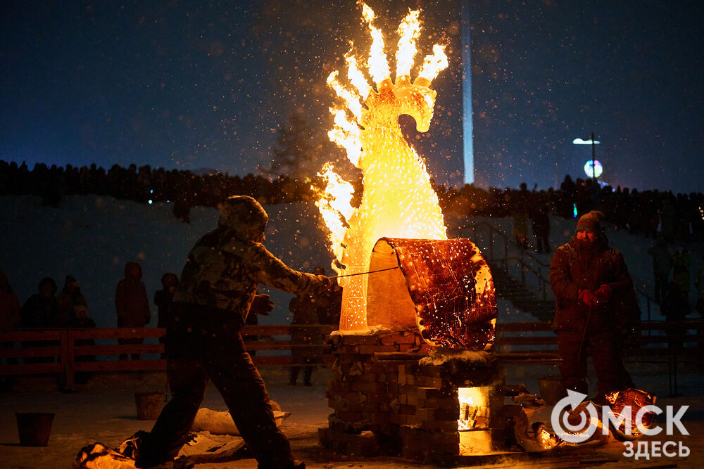 В новогоднюю ночь праздник развернулся сразу на двух городских локациях. Фото: Илья Петров