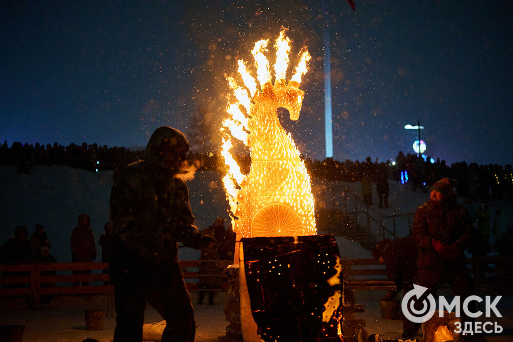 В новогоднюю ночь праздник развернулся сразу на двух городских локациях. Фото: Илья Петров