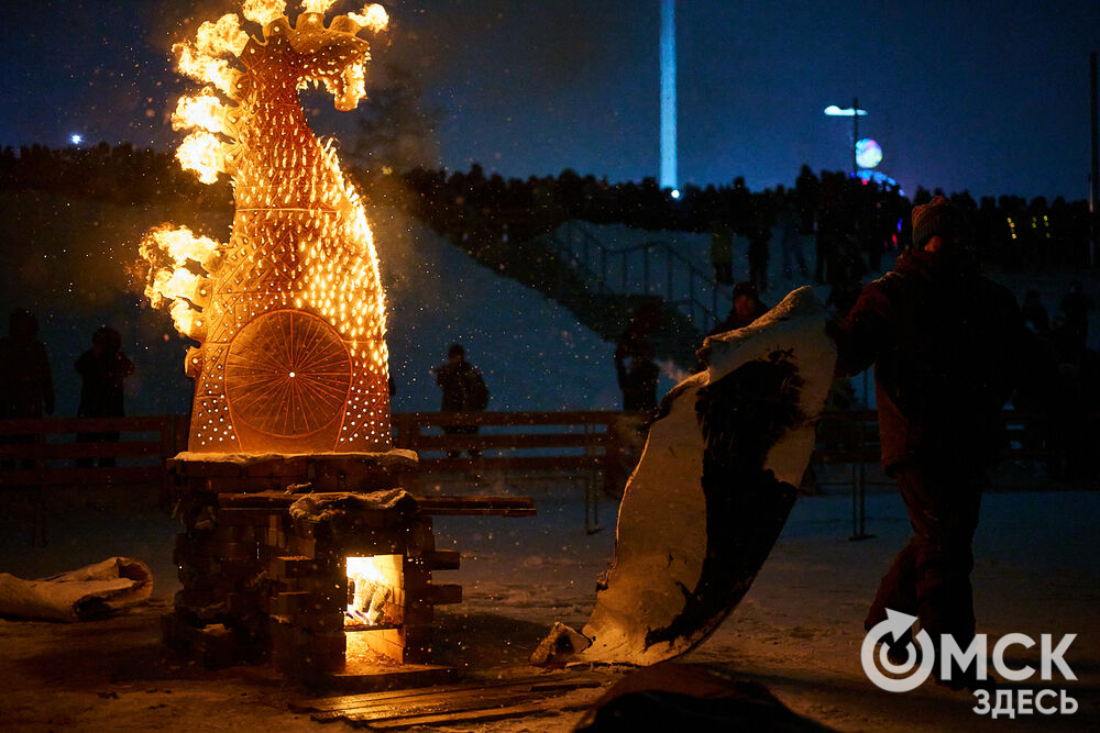 В новогоднюю ночь праздник развернулся сразу на двух городских локациях. Фото: Илья Петров