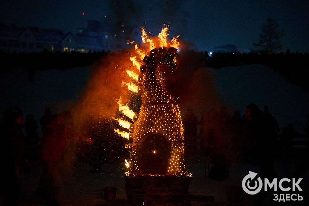 В новогоднюю ночь праздник развернулся сразу на двух городских локациях. Фото: Илья Петров