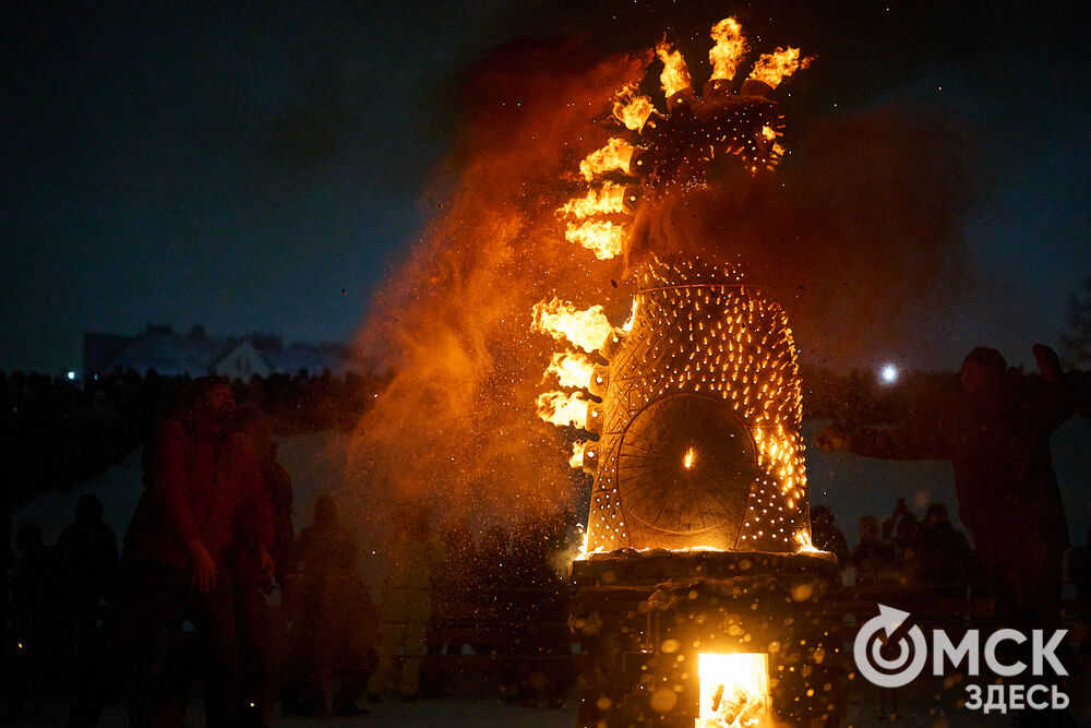В новогоднюю ночь праздник развернулся сразу на двух городских локациях. Фото: Илья Петров