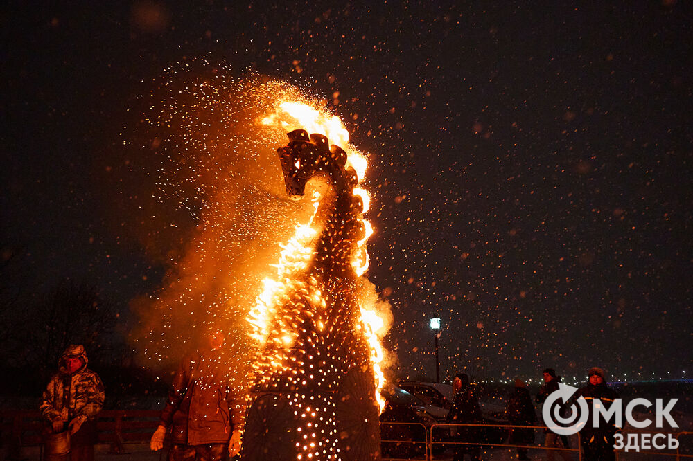 В новогоднюю ночь праздник развернулся сразу на двух городских локациях. Фото: Илья Петров