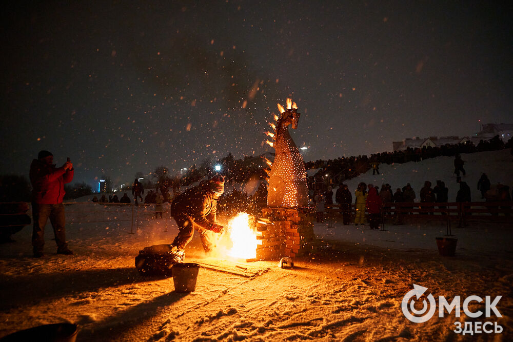 В новогоднюю ночь праздник развернулся сразу на двух городских локациях. Фото: Илья Петров