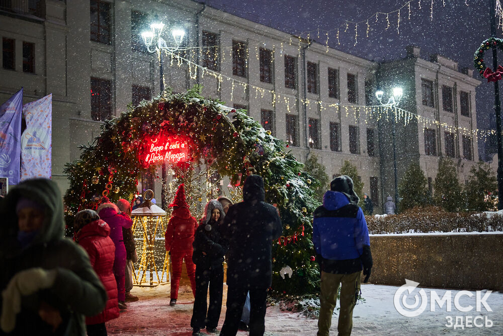В новогоднюю ночь праздник развернулся сразу на двух городских локациях. Фото: Илья Петров
