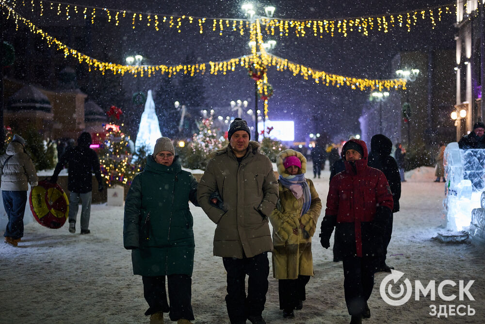 В новогоднюю ночь праздник развернулся сразу на двух городских локациях. Фото: Илья Петров