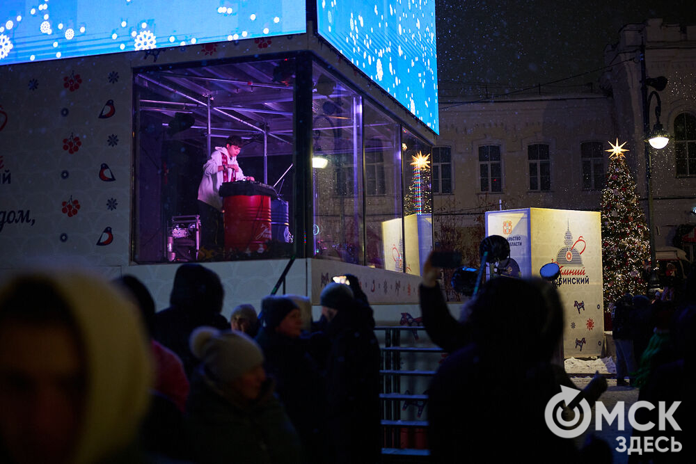 В новогоднюю ночь праздник развернулся сразу на двух городских локациях. Фото: Илья Петров