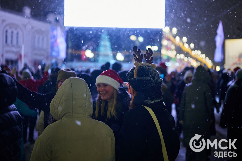 В новогоднюю ночь праздник развернулся сразу на двух городских локациях. Фото: Илья Петров