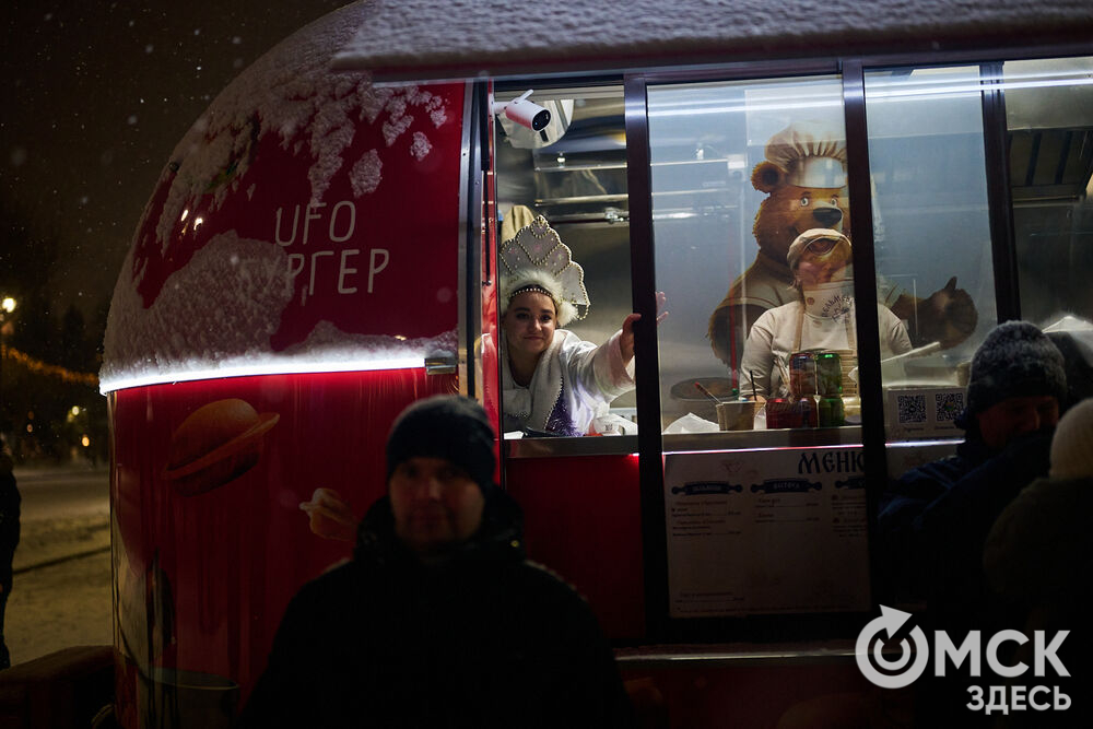 В новогоднюю ночь праздник развернулся сразу на двух городских локациях. Фото: Илья Петров