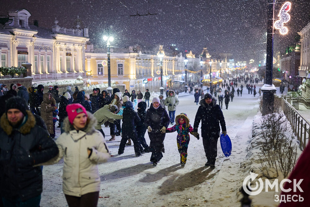 В новогоднюю ночь праздник развернулся сразу на двух городских локациях. Фото: Илья Петров