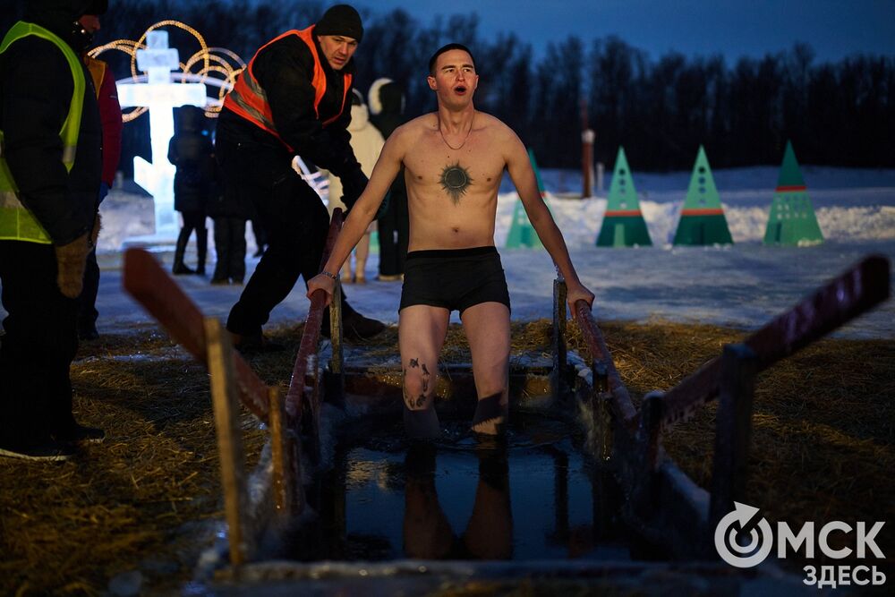 Впервые за многие годы в затоне Иртыша освятили воду для проведения крещенских купаний. Фото: Илья Петров