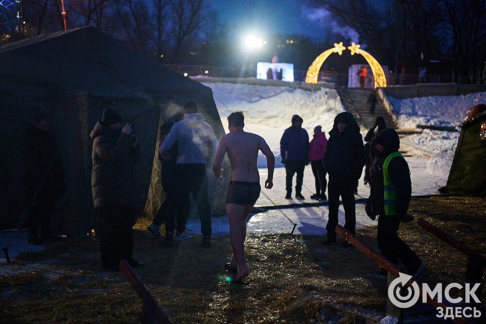 Впервые за многие годы в затоне Иртыша освятили воду для проведения крещенских купаний. Фото: Илья Петров